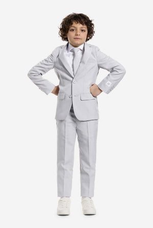 Auf diesem Bild trägt ein Kind einen grauen formellen Jungenanzug mit passender Krawatte und einem weißen Hemd. Der Anzug besteht aus einer Jacke, einer Hose und einer Krawatte zum Anstecken.