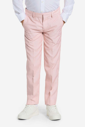 Kind trägt weichen rosa Jungenanzug, Hosenansicht