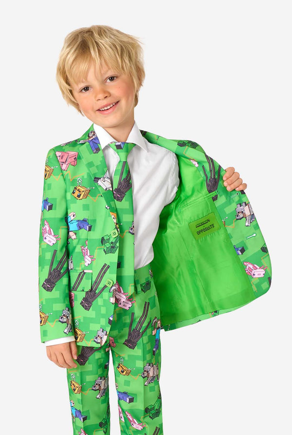 Kind zeigt das Innenfutter eines grünen Minecraft-Anzugs mit offiziellem Minecraft- und OppoSuits-Branding.