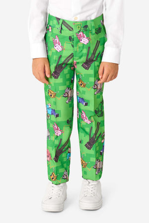 Nahaufnahme einer Minecraft-Anzughose mit Creepers, Schweinen und Wölfen in einem Pixel-Print, getragen von einem Kind.