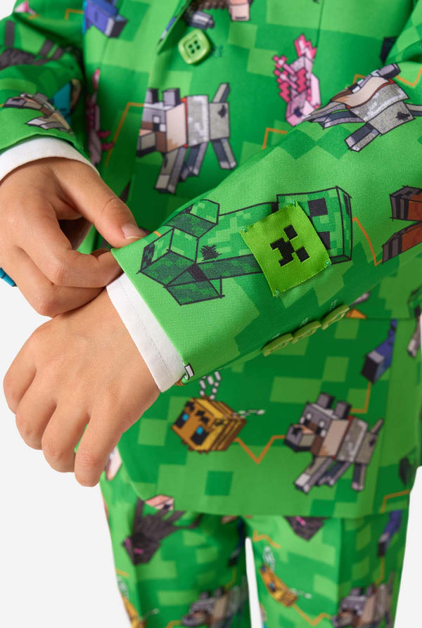 Detaillierte Nahaufnahme des Ärmels eines Blazers im Minecraft-Stil, der lebendige Charaktere und grüne Knöpfe hervorhebt, getragen vom Kind.
