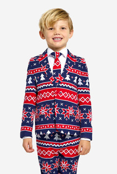 Kind trägt einen Weihnachtsanzug mit nordischem Muster.