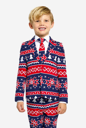 Kind trägt einen Weihnachtsanzug mit nordischem Muster.