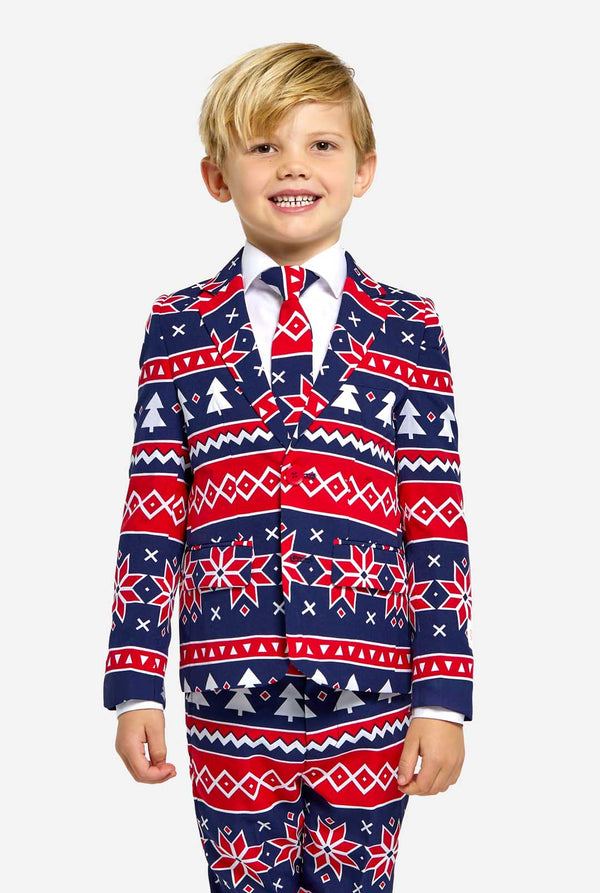 Kind trägt einen Weihnachtsanzug mit nordischem Muster.