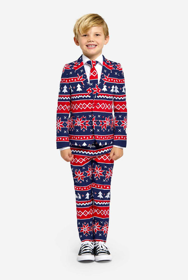 Kind trägt einen Weihnachtsanzug mit nordischem Muster.