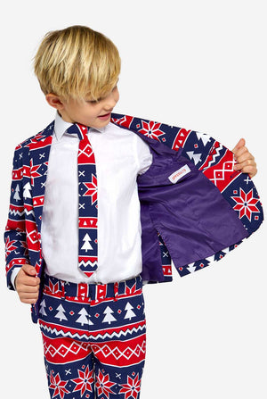 Kind trägt einen Weihnachtsanzug mit nordischem Muster.