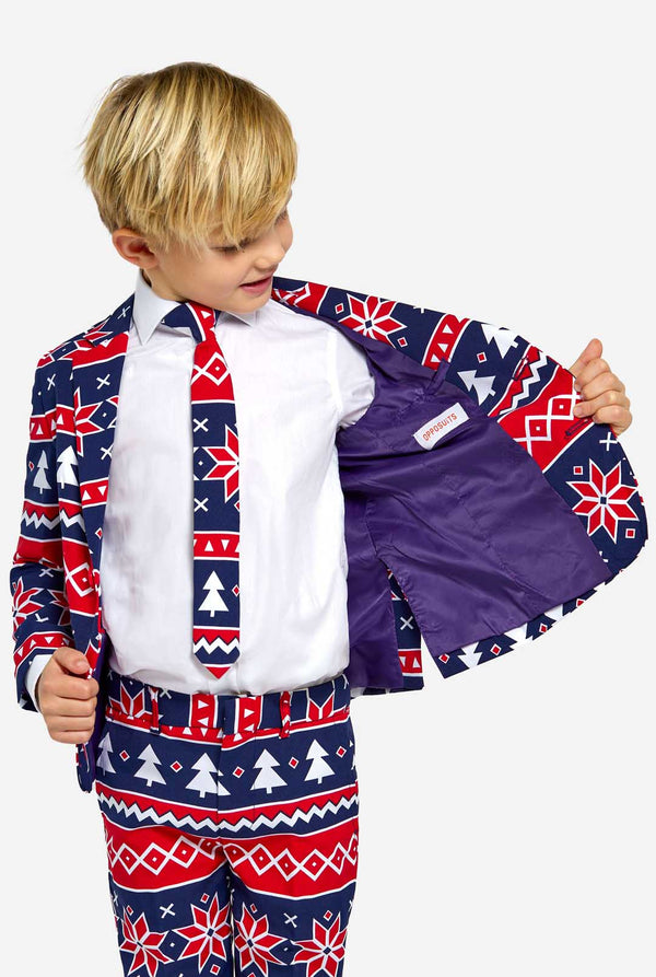 Kind trägt einen Weihnachtsanzug mit nordischem Muster.