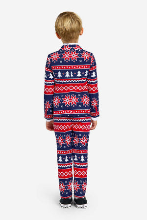 Kind trägt einen Weihnachtsanzug mit nordischem Muster.