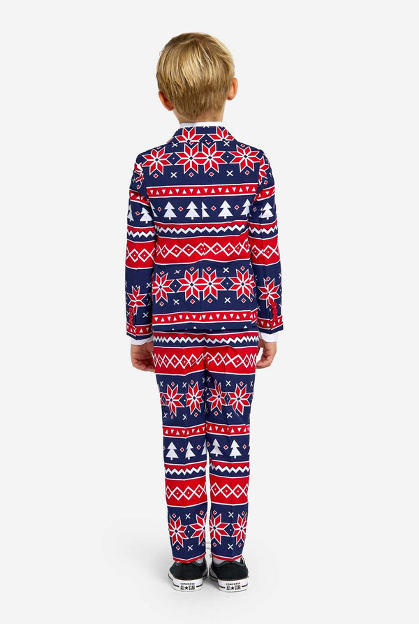 Kind trägt einen Weihnachtsanzug mit nordischem Muster.