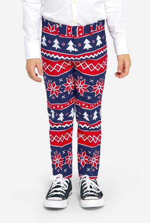 Kind trägt einen Weihnachtsanzug mit nordischem Muster.