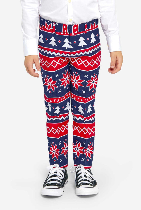 Kind trägt einen Weihnachtsanzug mit nordischem Muster.
