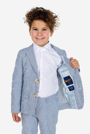 Kind trägt einen Seersucker-Anzug mit blau-weißen Streifen.
