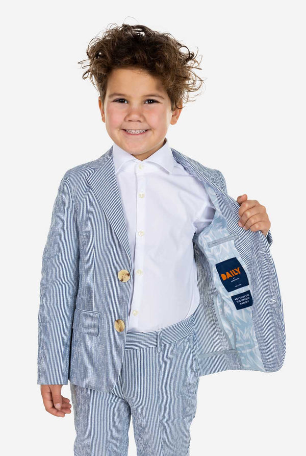 Kind trägt einen Seersucker-Anzug mit blau-weißen Streifen.