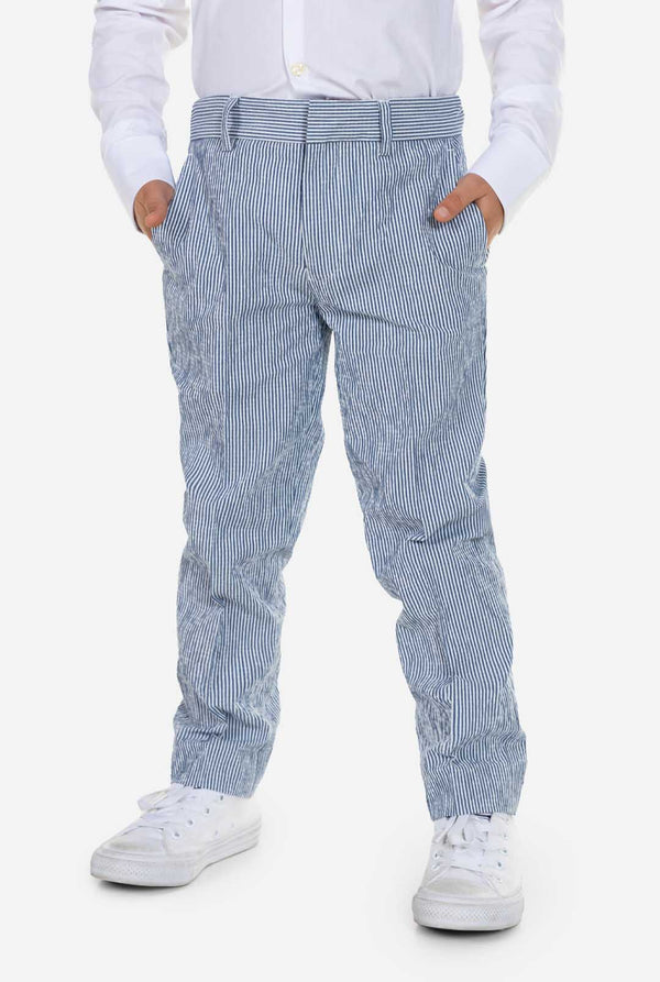 Kind trägt einen Seersucker-Anzug mit blau-weißen Streifen.