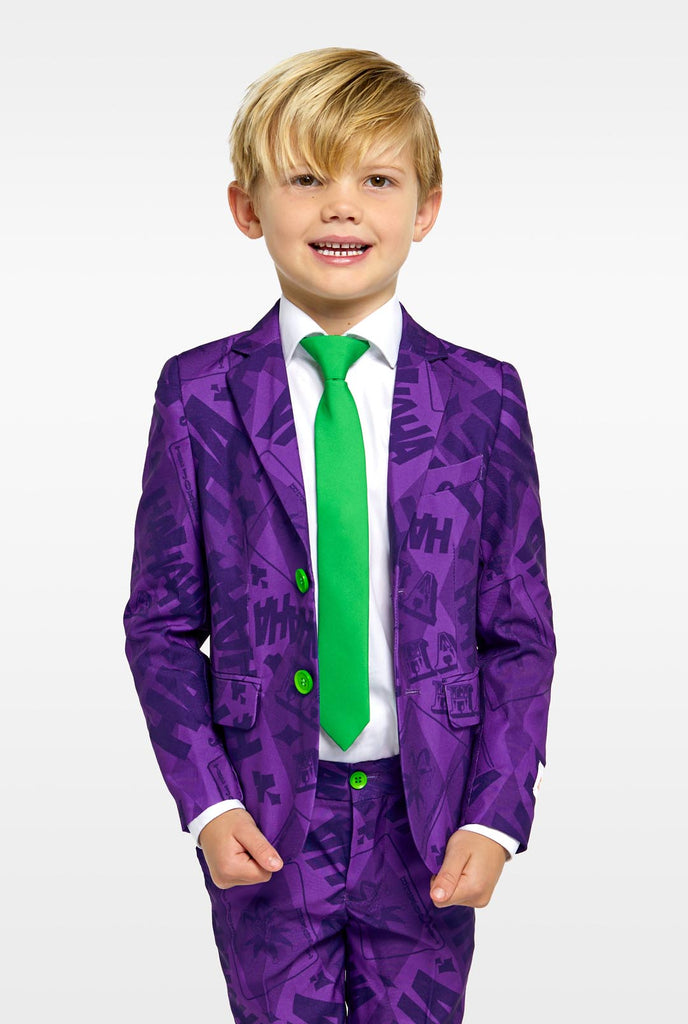 Kind trägt lila Jungenanzüge mit dem Joker-Batman-Thema