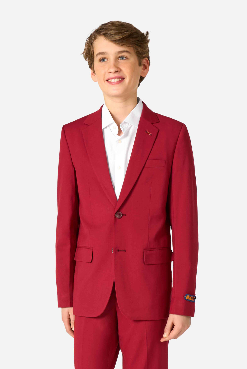 Teenager trägt einen stylischen burgunderroten Anzug mit weißem Hemd und wirkt selbstbewusst. Perfektes formelles Outfit für besondere Anlässe, Hochzeiten und Partys.