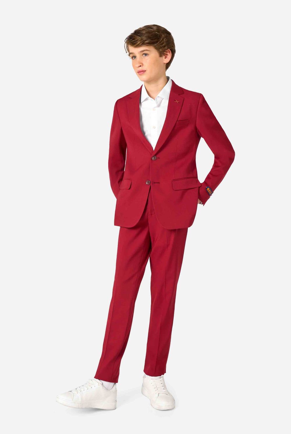 Teenager trägt einen stylischen burgunderroten Anzug mit weißem Hemd und wirkt selbstbewusst. Perfektes formelles Outfit für besondere Anlässe, Hochzeiten und Partys.