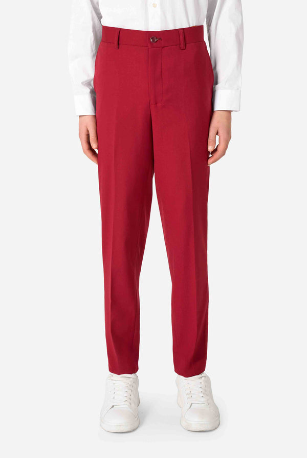 Teenager in einem eleganten burgunderroten Anzug mit weißem Hemd und selbstbewusstem Auftritt. Perfektes formelles Outfit für besondere Anlässe, Hochzeiten und Partys. Nahaufnahme der Hose.