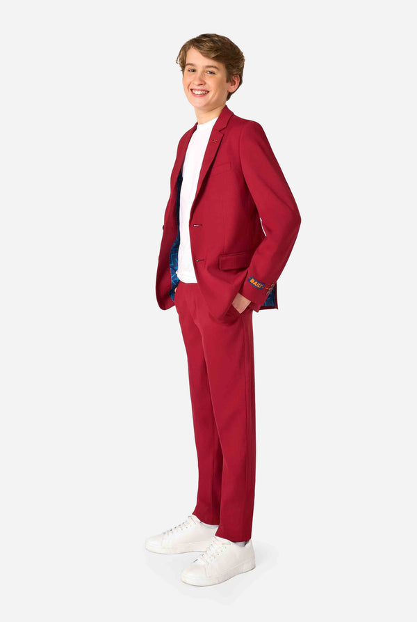 Teenager in einem eleganten burgunderroten Anzug mit weißem Hemd blickt selbstbewusst in die Kamera. Perfektes formelles Outfit für besondere Anlässe, Hochzeiten und Partys.