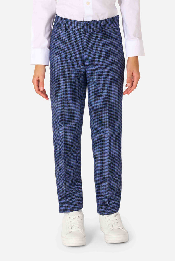 Ein Junge trägt einen dunkelblau-blau karierten Anzug und ein weißes Hemd. Der Anzug hat eine moderne Passform mit zwei Knöpfen und Pattentaschen. Er steht vor einem schlichten weißen Hintergrund. Nahaufnahme der Hose.
