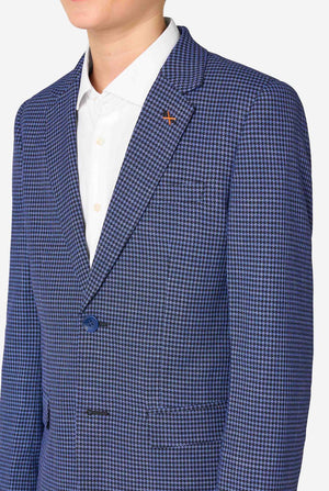 Ein Teenager, der einen dunkelblau-blau karierten Anzug mit einem weißen Hemd trägt. Der Anzug hat eine moderne Passform mit zwei Knöpfen und Pattentaschen. Er steht vor einem schlichten weißen Hintergrund. Nahaufnahme der Brust