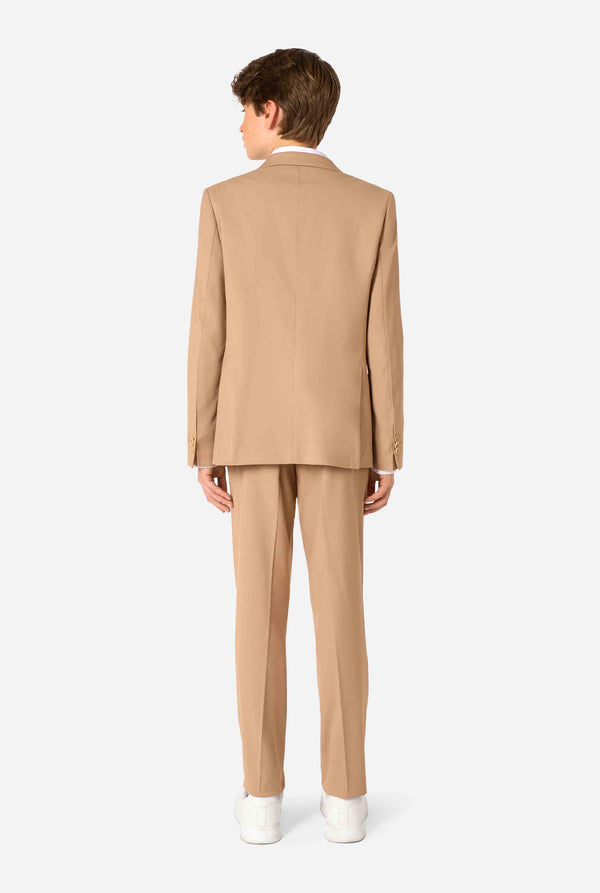 Teenager in einem eleganten hellbraun-beigen Anzug mit weißem Hemd blickt selbstbewusst in die Kamera. Perfektes formelles Outfit für besondere Anlässe, Hochzeiten und Partys. Ansicht von hinten.