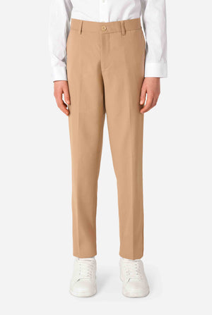 Teenager in einem stylischen hellbraun-beigen Anzug mit weißem Hemd blickt selbstbewusst in die Kamera. Perfektes formelles Outfit für besondere Anlässe, Hochzeiten und Partys. Nahaufnahme der Hose.
