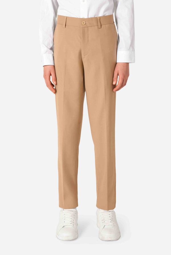 Teenager in einem stylischen hellbraun-beigen Anzug mit weißem Hemd blickt selbstbewusst in die Kamera. Perfektes formelles Outfit für besondere Anlässe, Hochzeiten und Partys. Nahaufnahme der Hose.