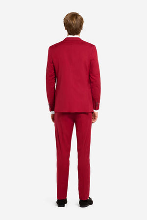 Bild mit hellgrauem Hintergrund und Mann trägt Bright Burgundy Herrenanzug und weißes Hemd. Der Anzug besteht aus Blazer und Hose. Ansicht von hinten.