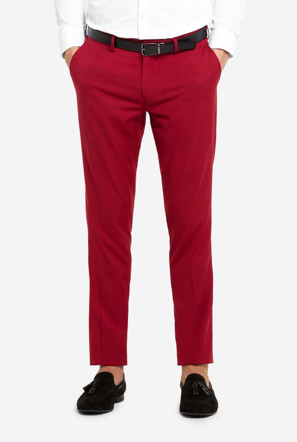 Bild mit hellgrauem Hintergrund und Mann trägt Bright Burgundy Herrenanzug und weißes Hemd. Anzüge besteht aus Blazer und Hose. Konzentriert sich auf die Hose.