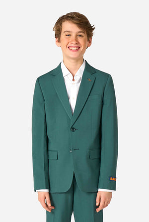 Teenager in einem eleganten dunkelgrünen Anzug mit weißem Hemd und selbstbewusstem Lächeln. Perfektes formelles Outfit für besondere Anlässe, Hochzeiten und Partys.
