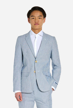 Teenager trägt einen Casual-Anzug mit Seersucker-Design.