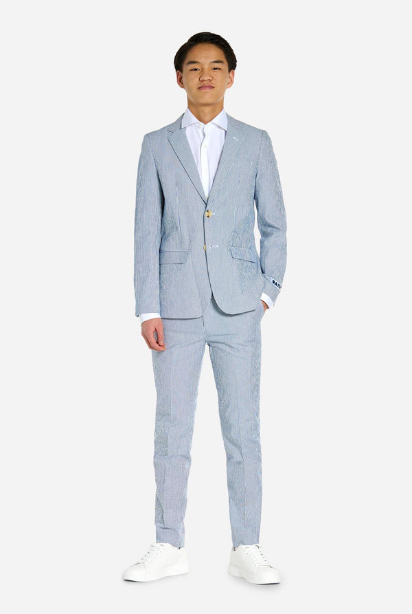 Teenager trägt einen Casual-Anzug mit Seersucker-Design.