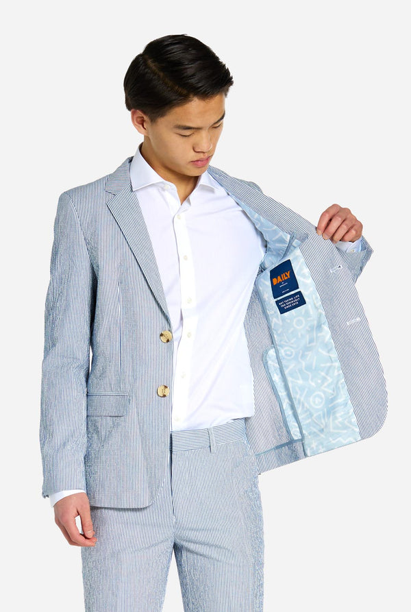 Teenager trägt einen Casual-Anzug mit Seersucker-Design.