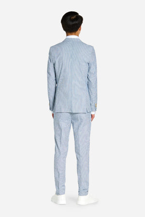 Teenager trägt einen Casual-Anzug mit Seersucker-Design, Ansicht von hinten.