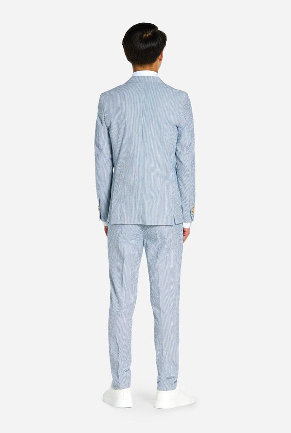 Teenager trägt einen Casual-Anzug mit Seersucker-Design, Ansicht von hinten.
