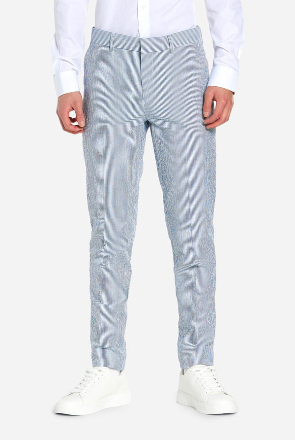 Teenager trägt einen Casual-Anzug mit Seersucker-Design, Ansicht der Hose.