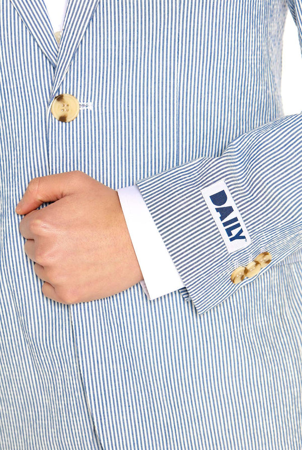 Teenager trägt einen Casual-Anzug mit Seersucker-Design, Nahaufnahme.