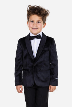 Kind trägt eine schwarze Samt-Smokingsjacke für Jungen.