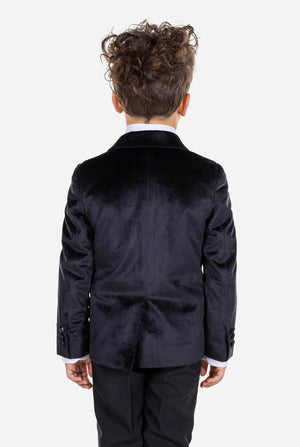 Kind trägt eine schwarze Samt-Smokingsjacke für Jungen.