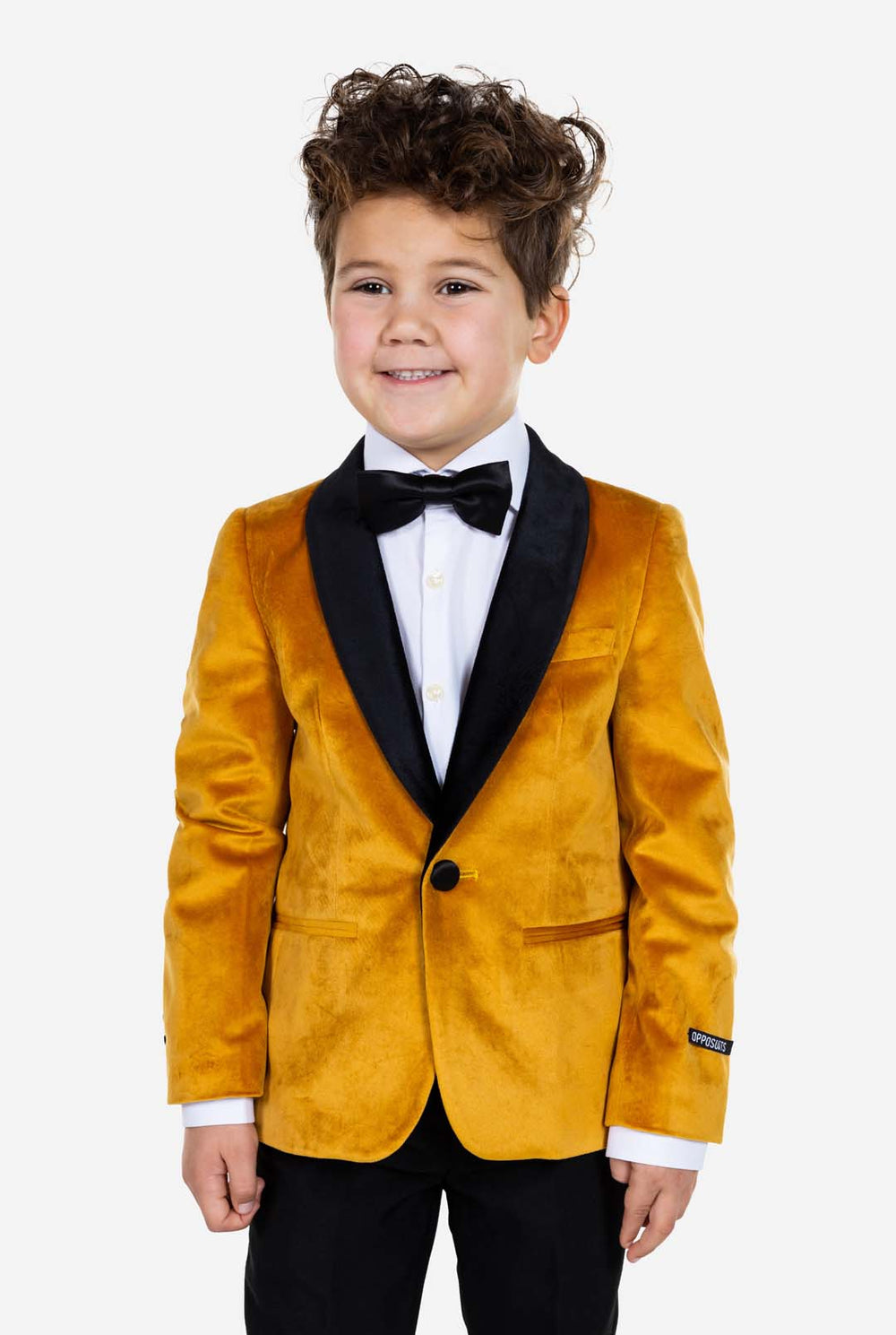 Kind trägt eine goldene Samt-Smokingsjacke für Jungen.