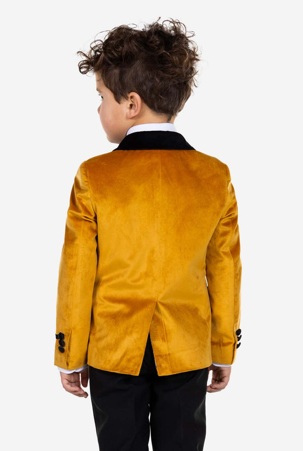 Kind trägt eine goldene Samt-Smokingsjacke für Jungen.