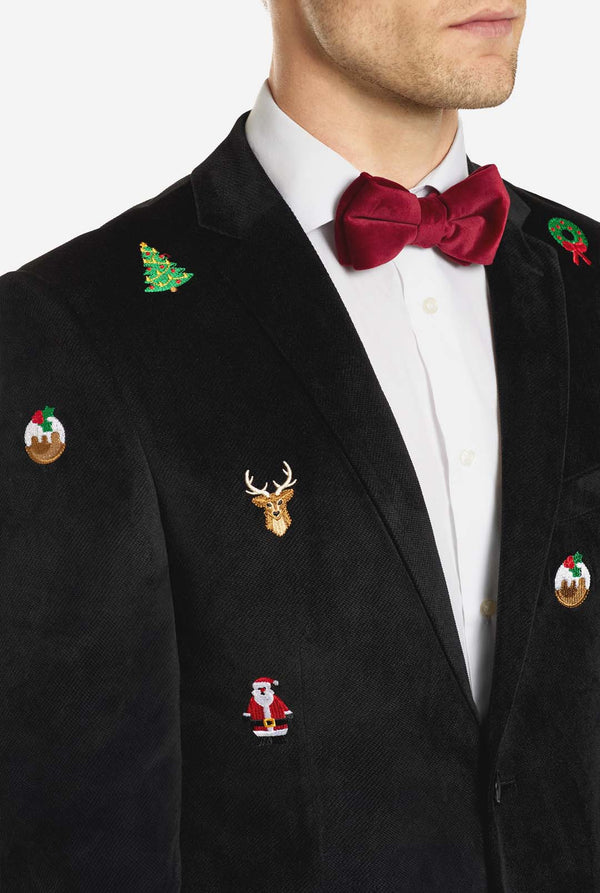Mann trägt einen schwarzen Weihnachtsblazer mit Weihnachtsikonen