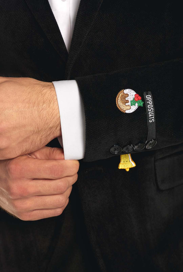 Mann trägt einen schwarzen Weihnachtsblazer mit Weihnachtsikonen