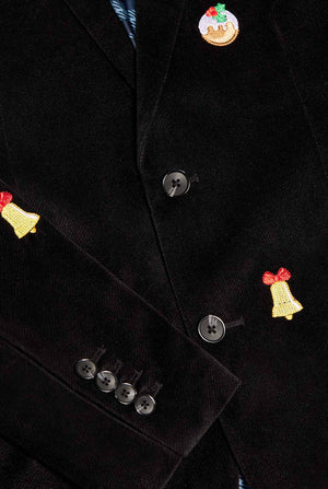 Mann trägt einen schwarzen Weihnachtsblazer mit Weihnachtsikonen
