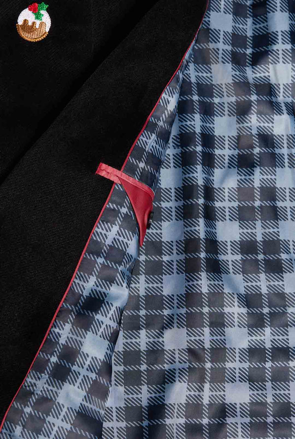 Mann trägt einen schwarzen Weihnachtsblazer mit Weihnachtsikonen