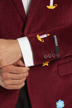Mann, der burgunderrote rote Samt Weihnachtsblazer mit Weihnachtsikonen trägt