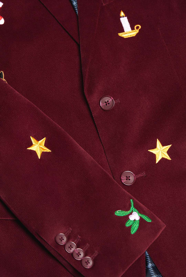 Mann, der burgunderrote rote Samt Weihnachtsblazer mit Weihnachtsikonen trägt
