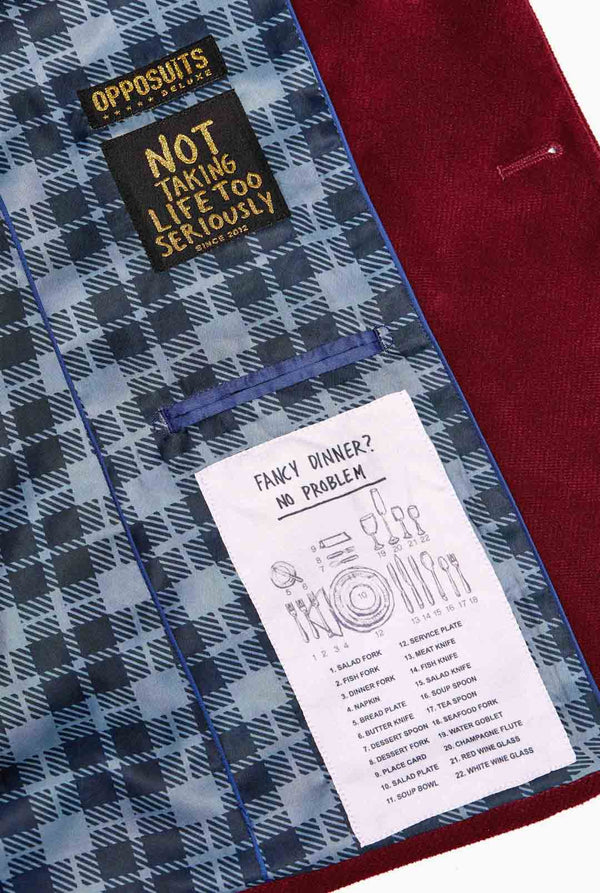 Mann, der burgunderrote rote Samt Weihnachtsblazer mit Weihnachtsikonen trägt