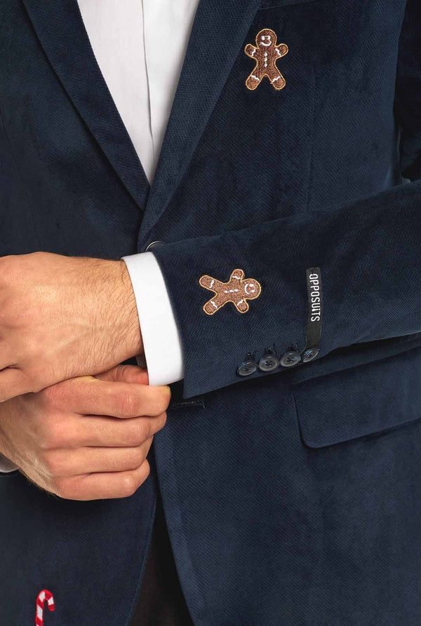 Mann mit marineblauem Weihnachtsblazer mit Weihnachtsstickerei